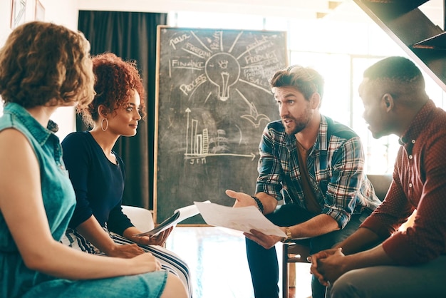 Equipo colaborando en taller